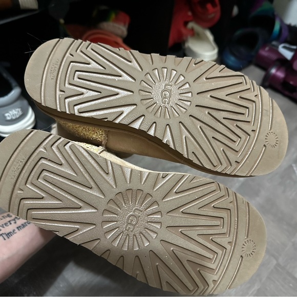 Size 6 tan diamond Uggs. Never worn. Stored w/ filler inside to prevent creases - Picture 2 of 4